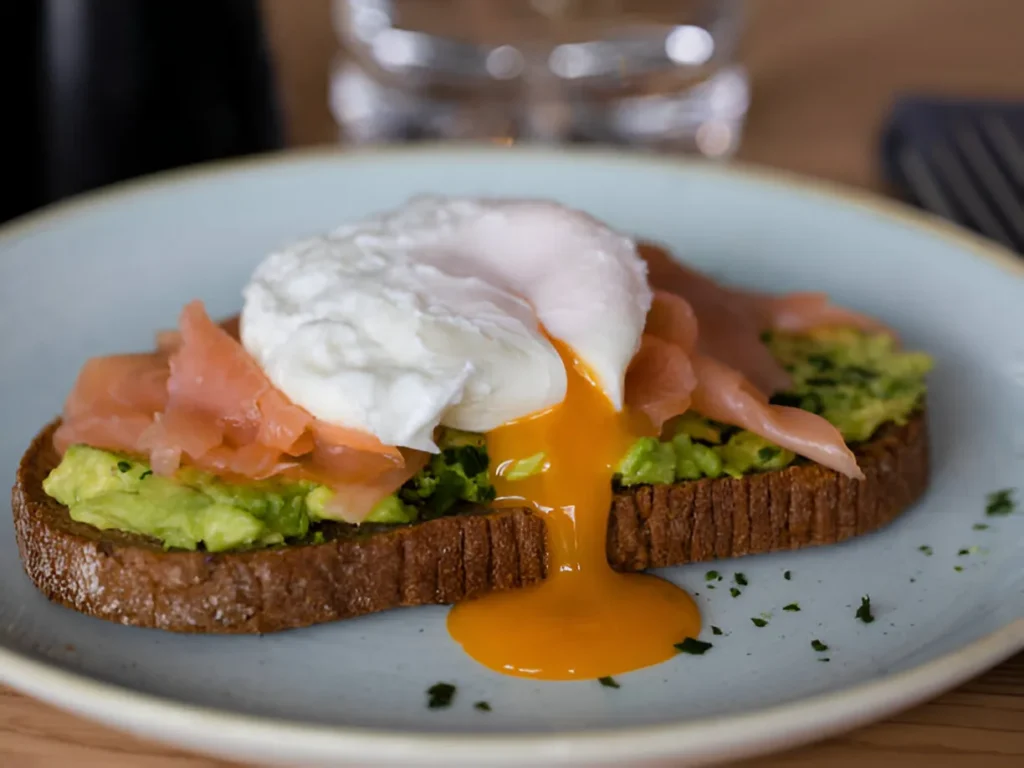 Egg and Avocado Toast with smoked salmon resultat 1